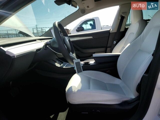 Білий Тесла Модель 3, об'ємом двигуна 0 л та пробігом 49 тис. км за 7500 $, фото 6 на Automoto.ua