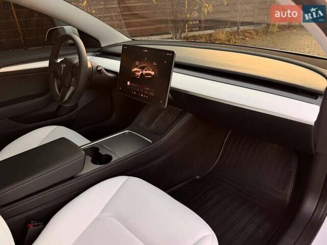 Белый Тесла Модель 3, объемом двигателя 0 л и пробегом 48 тыс. км за 23000 $, фото 25 на Automoto.ua
