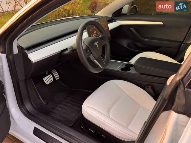 Белый Тесла Модель 3, объемом двигателя 0 л и пробегом 48 тыс. км за 23000 $, фото 16 на Automoto.ua