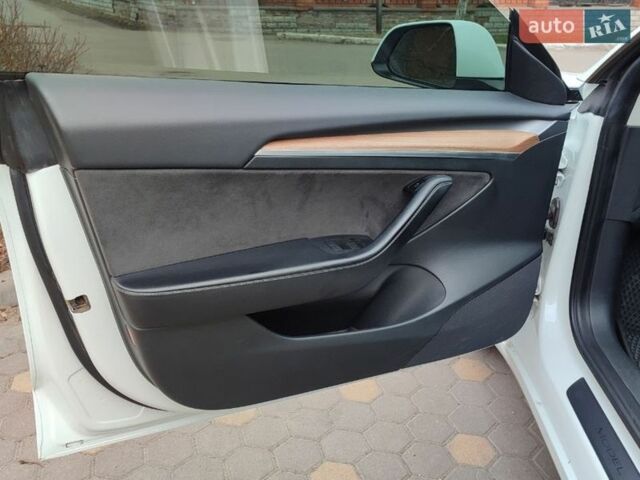 Белый Тесла Модель 3, объемом двигателя 0 л и пробегом 67 тыс. км за 19400 $, фото 14 на Automoto.ua