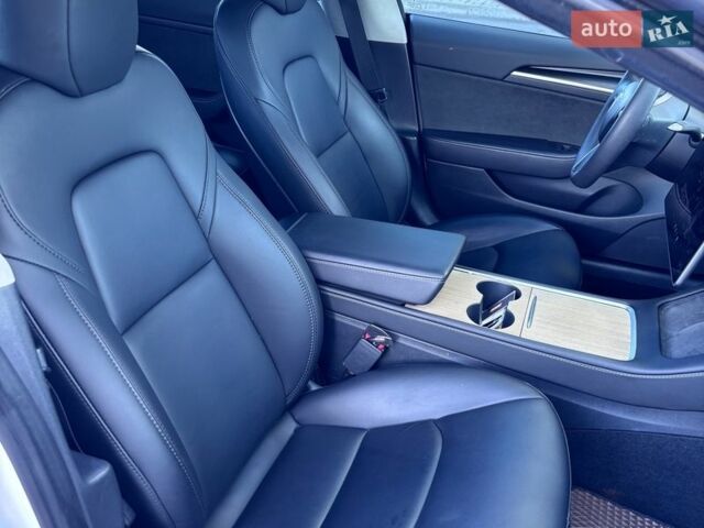 Белый Тесла Модель 3, объемом двигателя 0 л и пробегом 22 тыс. км за 22000 $, фото 6 на Automoto.ua