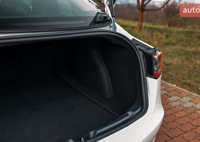 Белый Тесла Модель 3, объемом двигателя 0 л и пробегом 5 тыс. км за 27500 $, фото 18 на Automoto.ua