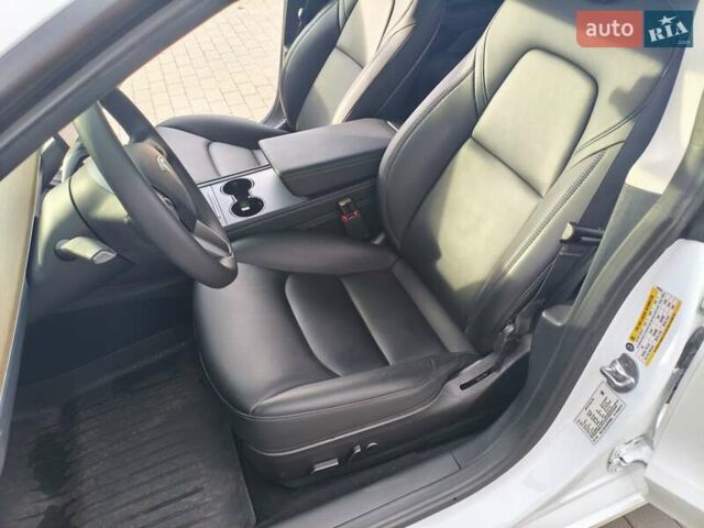 Белый Тесла Модель 3, объемом двигателя 0 л и пробегом 55 тыс. км за 23100 $, фото 15 на Automoto.ua