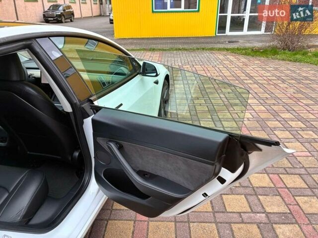 Білий Тесла Модель 3, об'ємом двигуна 0 л та пробігом 19 тис. км за 22500 $, фото 39 на Automoto.ua