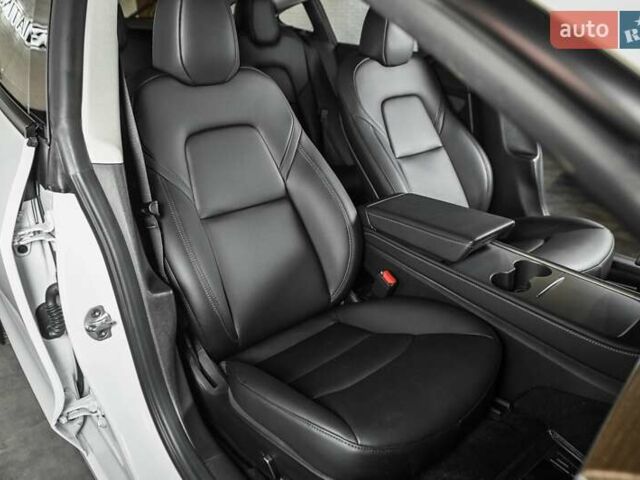 Белый Тесла Модель 3, объемом двигателя 0 л и пробегом 2 тыс. км за 26900 $, фото 42 на Automoto.ua