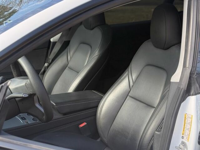 Белый Тесла Модель 3, объемом двигателя 0 л и пробегом 96 тыс. км за 21000 $, фото 7 на Automoto.ua