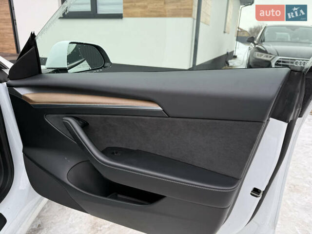 Белый Тесла Модель 3, объемом двигателя 0 л и пробегом 30 тыс. км за 19900 $, фото 53 на Automoto.ua