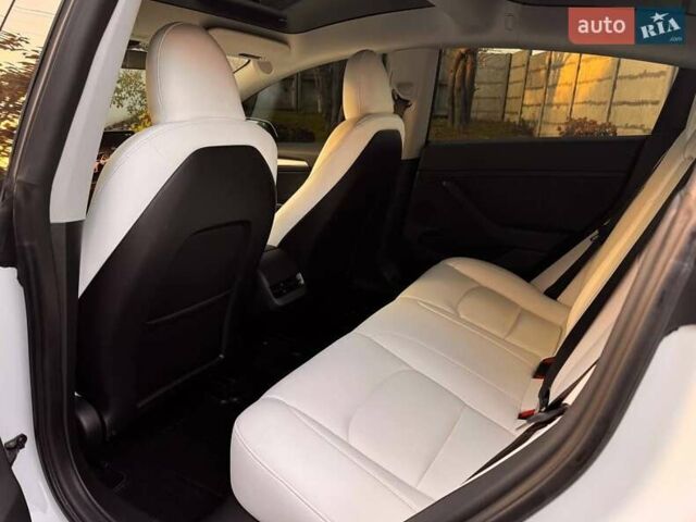 Белый Тесла Модель 3, объемом двигателя 0 л и пробегом 48 тыс. км за 23000 $, фото 19 на Automoto.ua