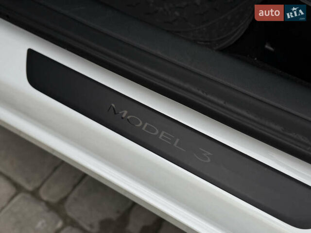 Білий Тесла Модель 3, об'ємом двигуна 0 л та пробігом 70 тис. км за 19999 $, фото 35 на Automoto.ua