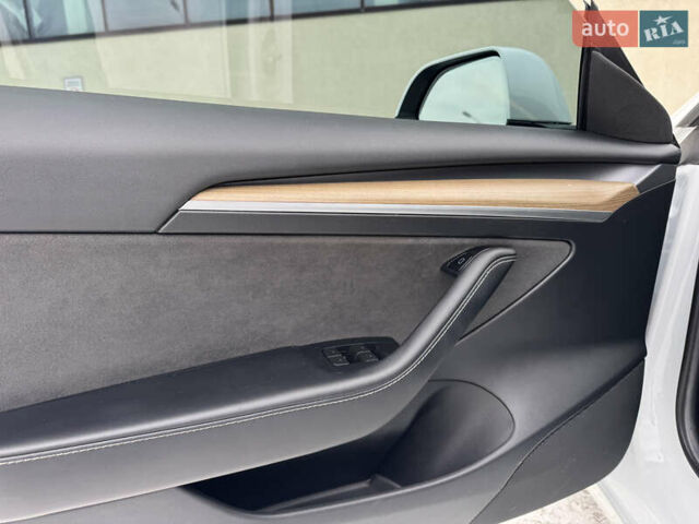 Белый Тесла Модель 3, объемом двигателя 0 л и пробегом 30 тыс. км за 23500 $, фото 48 на Automoto.ua