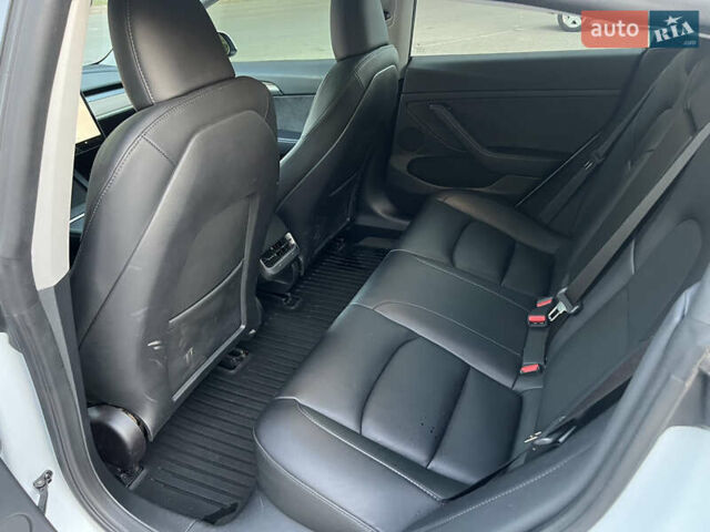 Белый Тесла Модель 3, объемом двигателя 0 л и пробегом 30 тыс. км за 28000 $, фото 10 на Automoto.ua