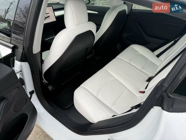 Білий Тесла Модель 3, об'ємом двигуна 0 л та пробігом 57 тис. км за 18800 $, фото 29 на Automoto.ua