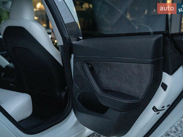 Белый Тесла Модель 3, объемом двигателя 0 л и пробегом 53 тыс. км за 27500 $, фото 36 на Automoto.ua