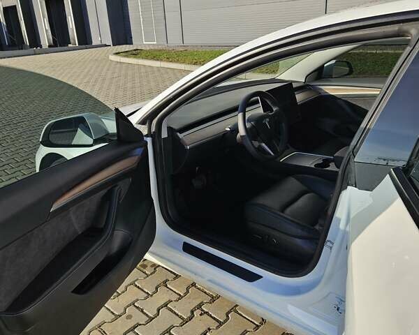 Білий Тесла Модель 3, об'ємом двигуна 0 л та пробігом 21 тис. км за 26900 $, фото 3 на Automoto.ua