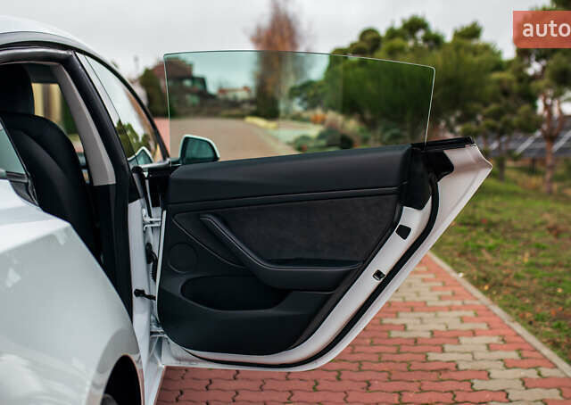 Белый Тесла Модель 3, объемом двигателя 0 л и пробегом 5 тыс. км за 27500 $, фото 29 на Automoto.ua