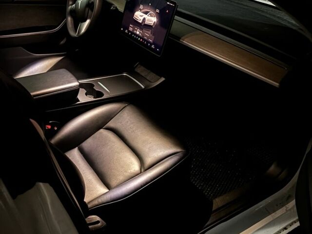 Білий Тесла Модель 3, об'ємом двигуна 0 л та пробігом 60 тис. км за 23500 $, фото 1 на Automoto.ua