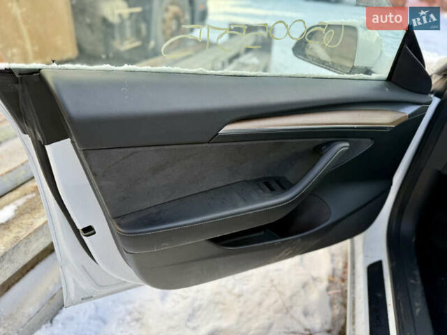 Белый Тесла Модель 3, объемом двигателя 0 л и пробегом 46 тыс. км за 16000 $, фото 7 на Automoto.ua