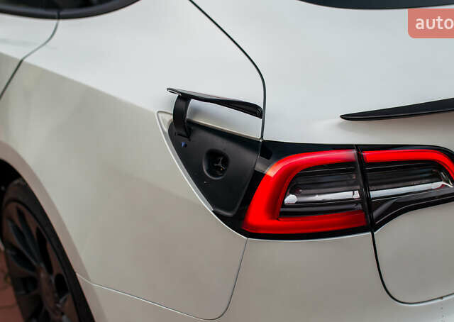 Белый Тесла Модель 3, объемом двигателя 0 л и пробегом 5 тыс. км за 27500 $, фото 21 на Automoto.ua