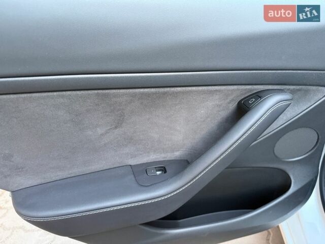 Белый Тесла Модель 3, объемом двигателя 0 л и пробегом 32 тыс. км за 19900 $, фото 24 на Automoto.ua