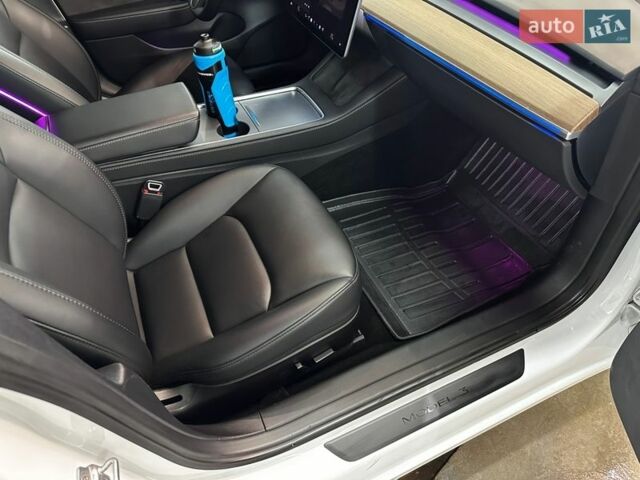 Белый Тесла Модель 3, объемом двигателя 0 л и пробегом 15 тыс. км за 25000 $, фото 11 на Automoto.ua