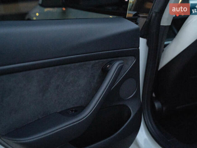 Белый Тесла Модель 3, объемом двигателя 0 л и пробегом 53 тыс. км за 27500 $, фото 35 на Automoto.ua