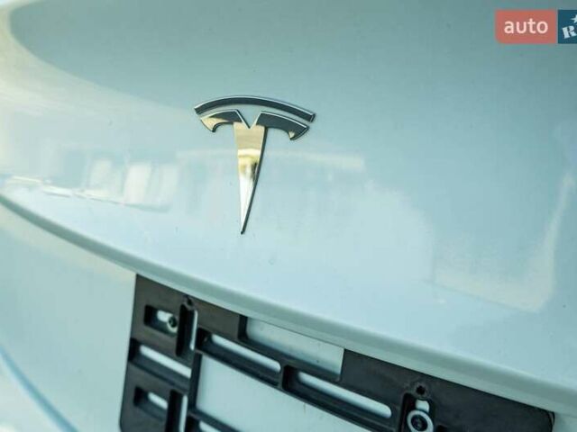 Белый Тесла Модель 3, объемом двигателя 0 л и пробегом 15 тыс. км за 17900 $, фото 34 на Automoto.ua