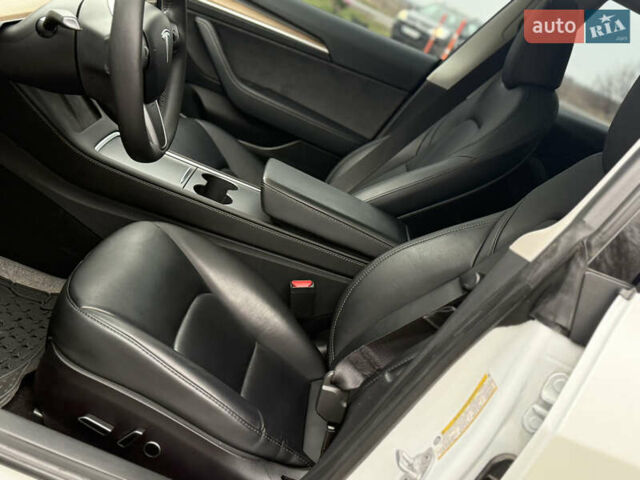 Білий Тесла Модель 3, об'ємом двигуна 0 л та пробігом 70 тис. км за 19999 $, фото 33 на Automoto.ua