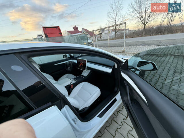Білий Тесла Модель 3, об'ємом двигуна 0 л та пробігом 42 тис. км за 25500 $, фото 8 на Automoto.ua