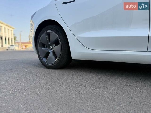 Белый Тесла Модель 3, объемом двигателя 0 л и пробегом 38 тыс. км за 24200 $, фото 14 на Automoto.ua