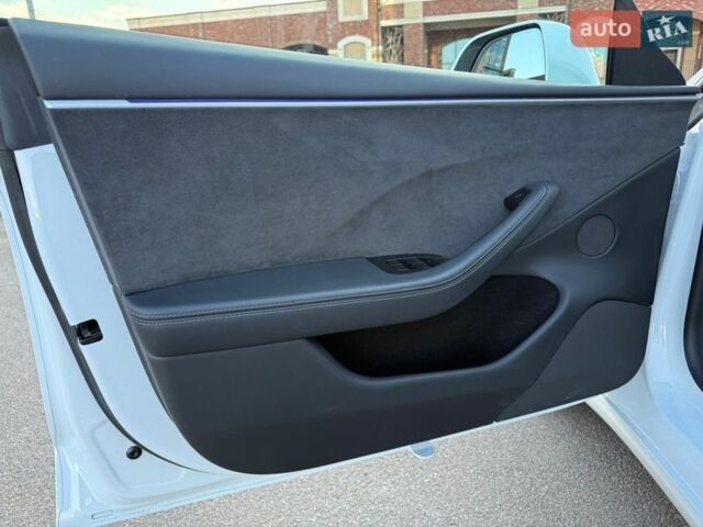 Белый Тесла Модель 3, объемом двигателя 0 л и пробегом 44 тыс. км за 34990 $, фото 37 на Automoto.ua