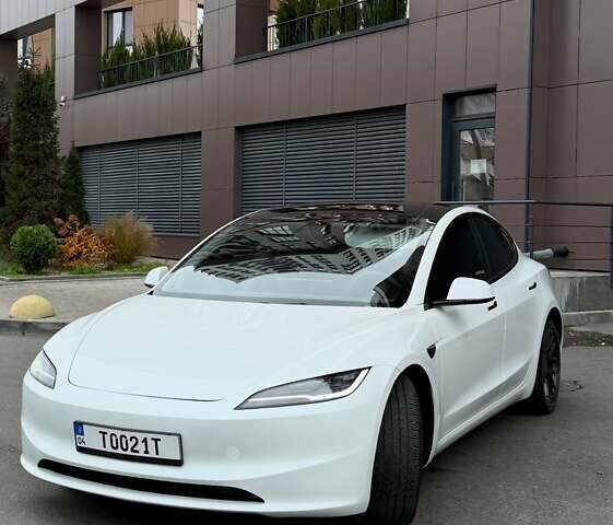 Тесла Модель 3 2024 в Днепре (Днепропетровске) на Automoto.ua Белый Тесла Модель 3, объемом двигателя 0 л и пробегом 13 тыс. км за 26500 $, фото 1 на Automoto.ua
