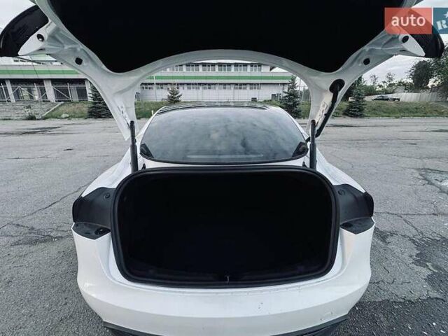 Белый Тесла Модель 3, объемом двигателя 0 л и пробегом 14 тыс. км за 27500 $, фото 25 на Automoto.ua