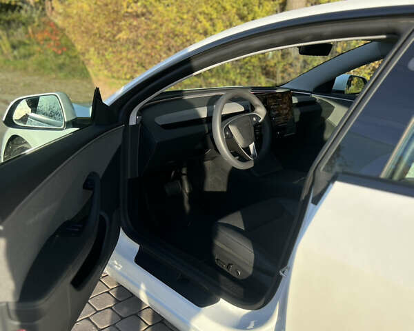 Белый Тесла Модель 3, объемом двигателя 0 л и пробегом 6 тыс. км за 28700 $, фото 7 на Automoto.ua