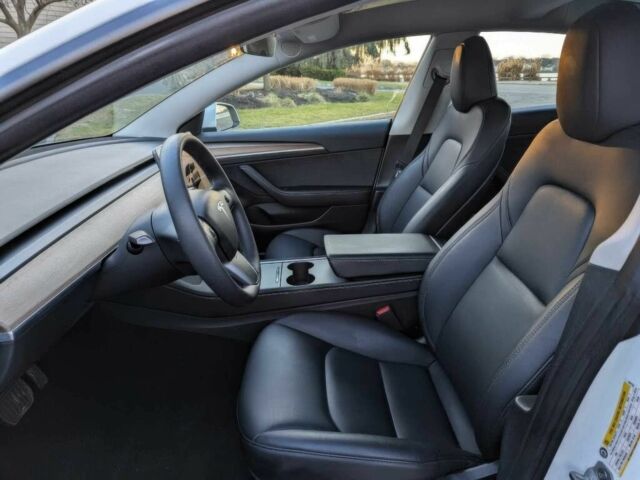 Белый Тесла Модель 3, объемом двигателя 0 л и пробегом 27 тыс. км за 11100 $, фото 7 на Automoto.ua