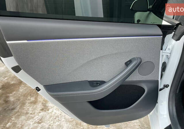 Белый Тесла Модель 3, объемом двигателя 0 л и пробегом 34 тыс. км за 25300 $, фото 6 на Automoto.ua