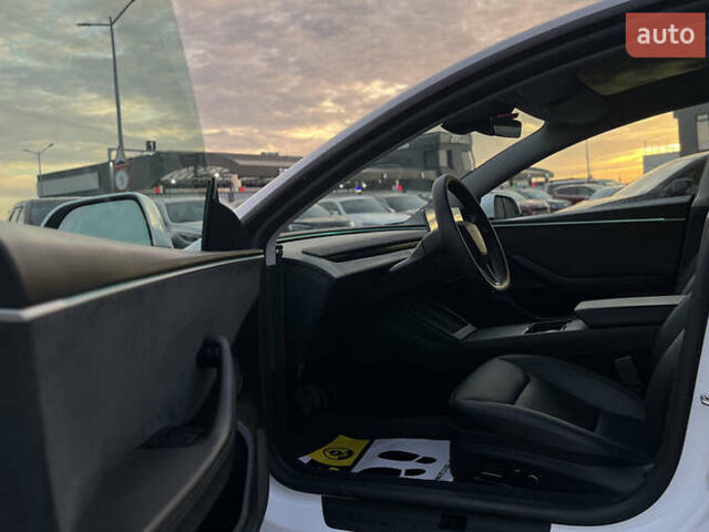 Белый Тесла Модель 3, объемом двигателя 0 л и пробегом 15 тыс. км за 32500 $, фото 19 на Automoto.ua