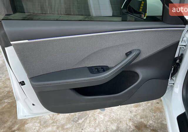 Белый Тесла Модель 3, объемом двигателя 0 л и пробегом 34 тыс. км за 25300 $, фото 9 на Automoto.ua