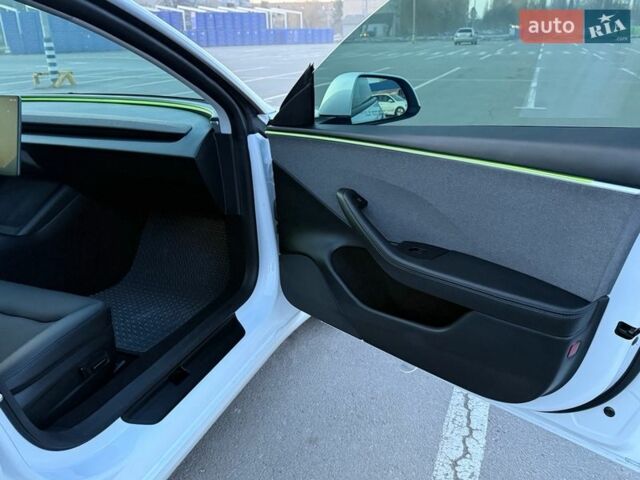 Белый Тесла Модель 3, объемом двигателя 0 л и пробегом 15 тыс. км за 25300 $, фото 23 на Automoto.ua