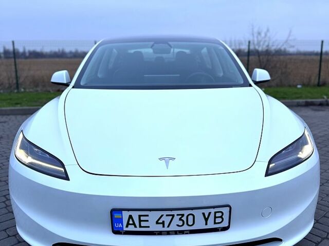 Белый Тесла Модель 3, объемом двигателя 0.33 л и пробегом 2 тыс. км за 32700 $, фото 1 на Automoto.ua