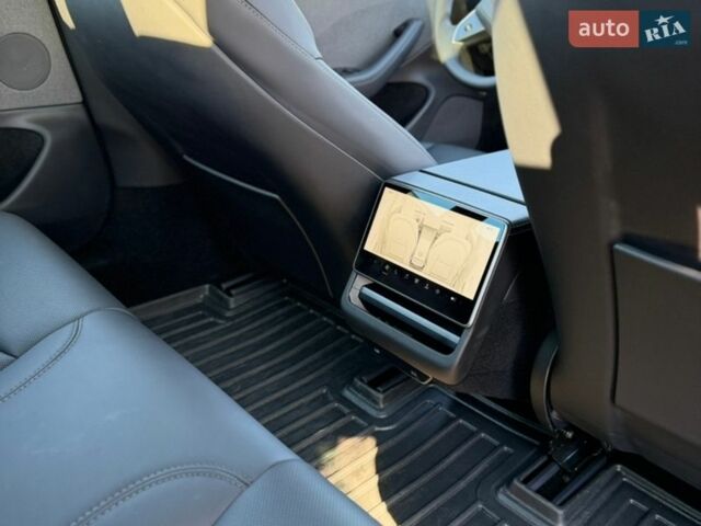 Білий Тесла Модель 3, об'ємом двигуна 0 л та пробігом 25 тис. км за 26300 $, фото 33 на Automoto.ua