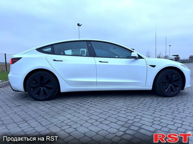 Белый Тесла Модель 3, объемом двигателя 0.33 л и пробегом 2 тыс. км за 32700 $, фото 2 на Automoto.ua