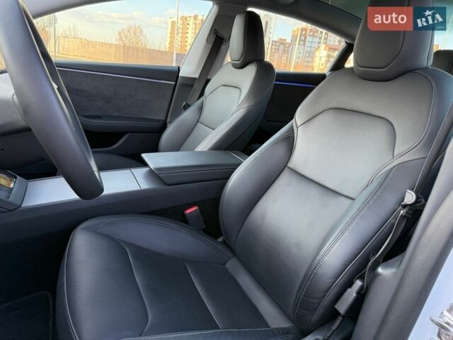 Белый Тесла Модель 3, объемом двигателя 0 л и пробегом 44 тыс. км за 34990 $, фото 38 на Automoto.ua
