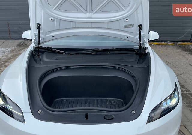 Белый Тесла Модель 3, объемом двигателя 0 л и пробегом 34 тыс. км за 25300 $, фото 24 на Automoto.ua