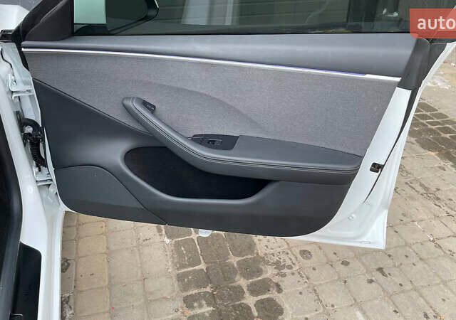 Белый Тесла Модель 3, объемом двигателя 0 л и пробегом 34 тыс. км за 25300 $, фото 8 на Automoto.ua