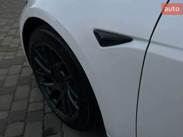 Белый Тесла Модель 3, объемом двигателя 0 л и пробегом 15 тыс. км за 32500 $, фото 26 на Automoto.ua