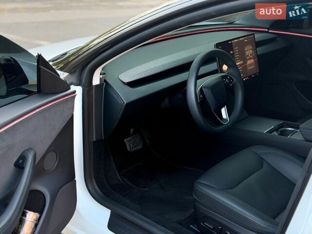 Белый Тесла Модель 3, объемом двигателя 0 л и пробегом 32 тыс. км за 31500 $, фото 8 на Automoto.ua