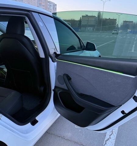 Белый Тесла Модель 3, объемом двигателя 0 л и пробегом 15 тыс. км за 25300 $, фото 24 на Automoto.ua