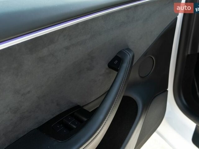 Білий Тесла Модель 3, об'ємом двигуна 0 л та пробігом 27 тис. км за 34000 $, фото 19 на Automoto.ua