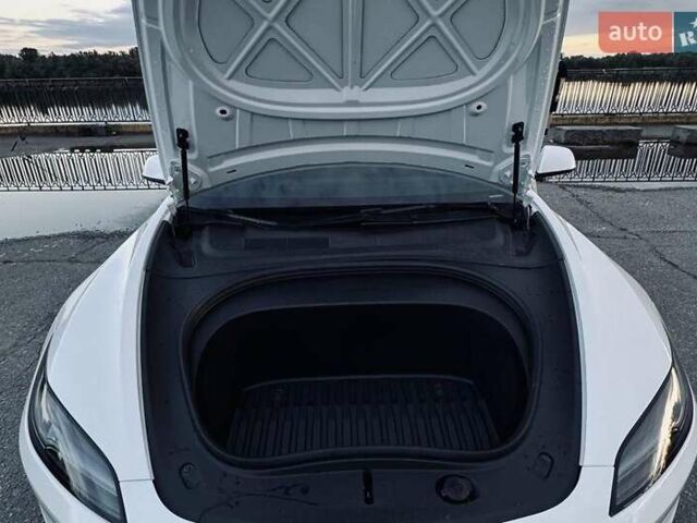 Белый Тесла Модель 3, объемом двигателя 0 л и пробегом 14 тыс. км за 27500 $, фото 29 на Automoto.ua