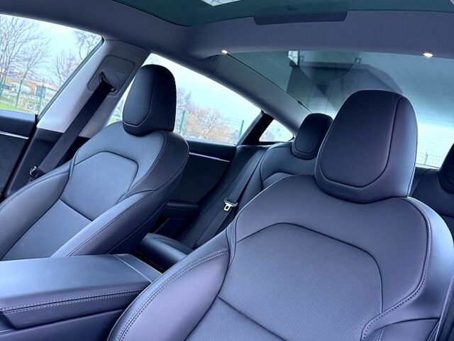 Белый Тесла Модель 3, объемом двигателя 0.33 л и пробегом 2 тыс. км за 32700 $, фото 12 на Automoto.ua